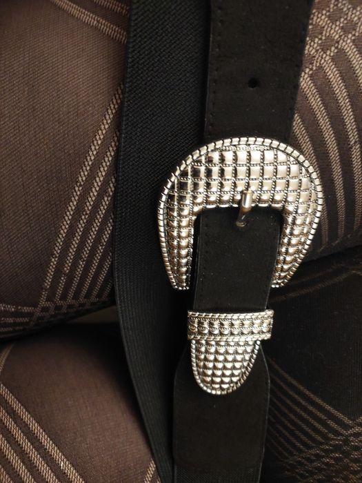 Elastyczny czarny pasek z klamrą
