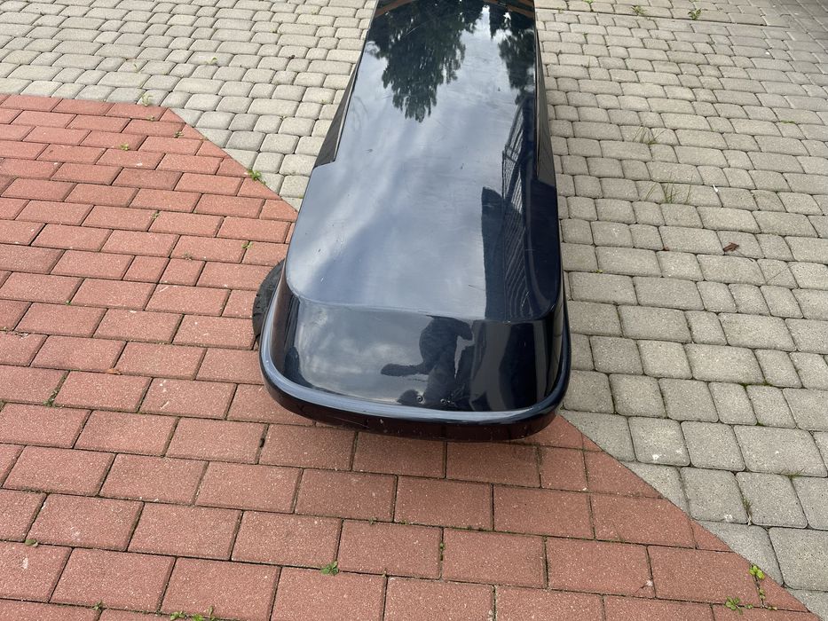 Box dachowy z belkami na relingi