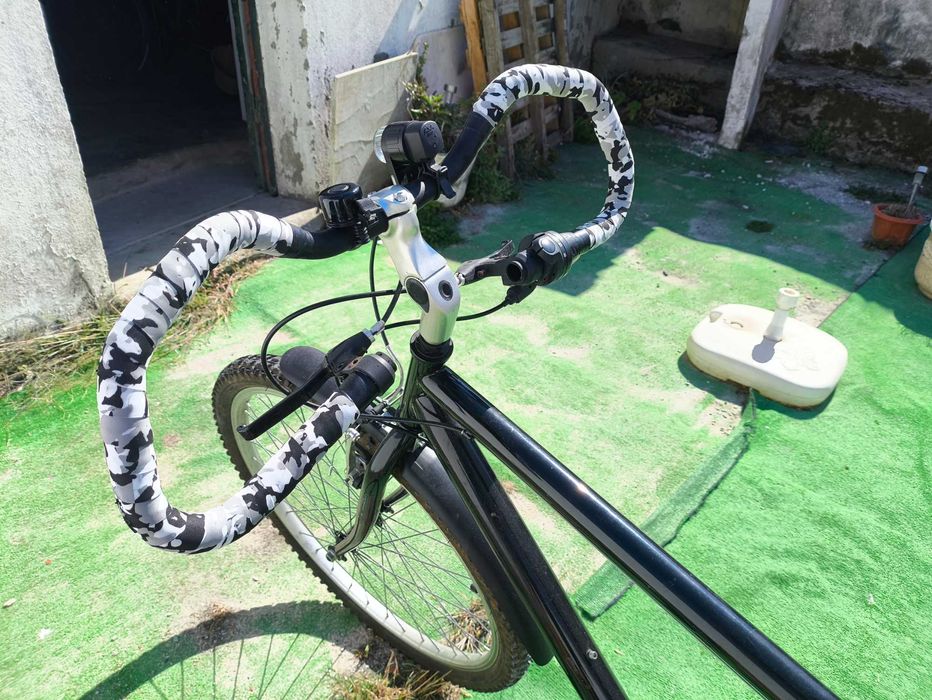 Bicicleta urbana/BTT revista, com mudanças Shimano e acessórios