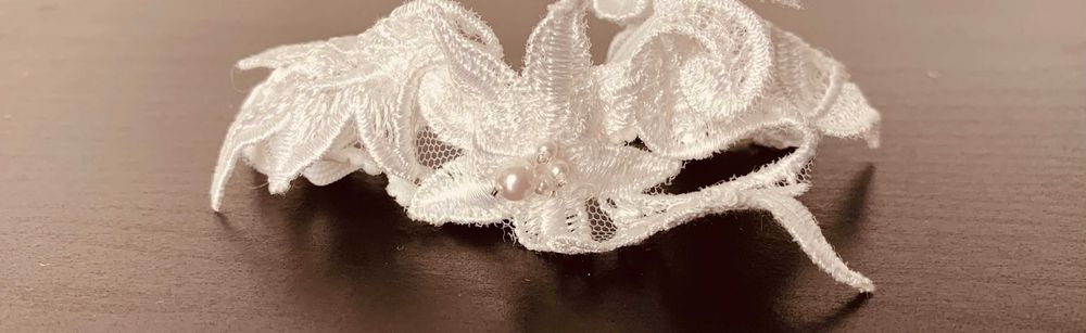 nowa artystyczna podwiązka ślubna handmade koronka perełka biała glam