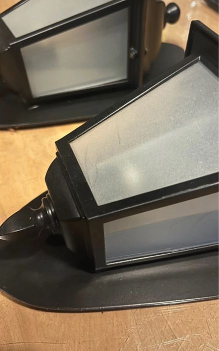 Candeeiros de parede interior ou exterior.