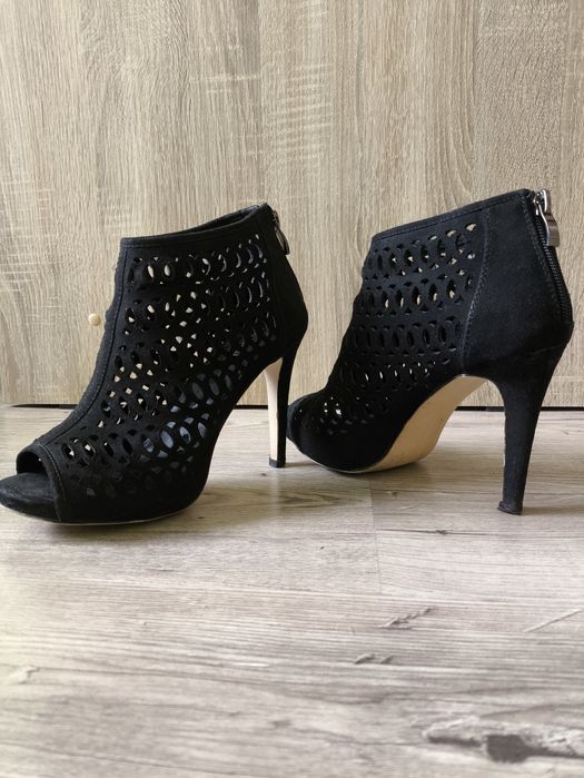 Czarne szpilki ażurowe