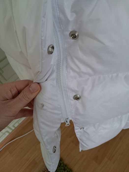 Біленький тепленький пуховичок