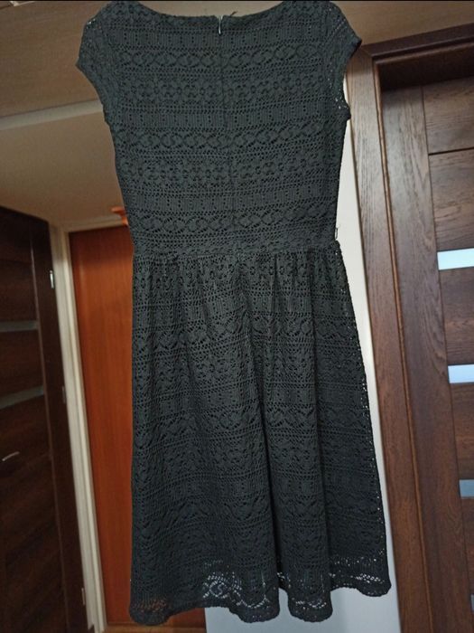 Czarna koronkowa sukienka Reserved