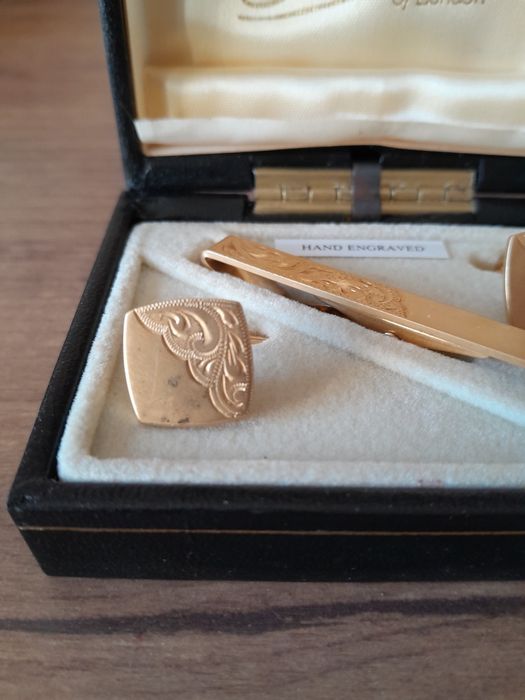 Запонки в подарок.