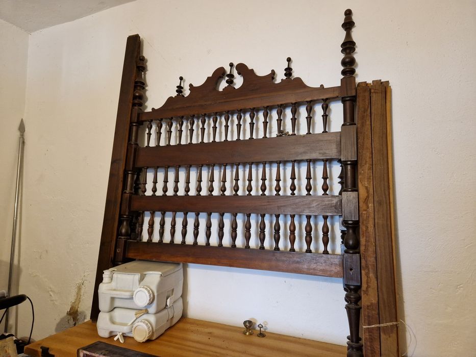 Cama Antiga em Madeira Maciça