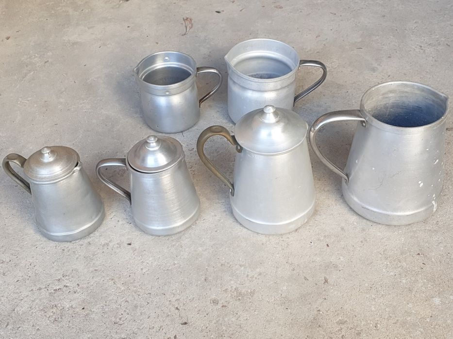 Cafeteiras antigas de alumínio