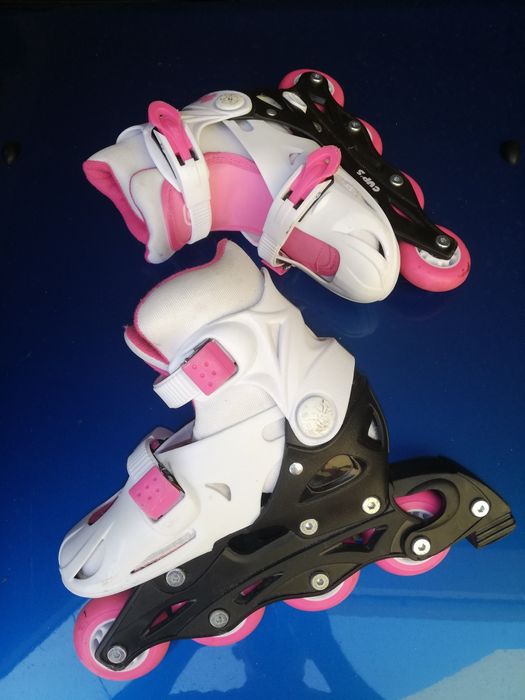 Patins com rodas.