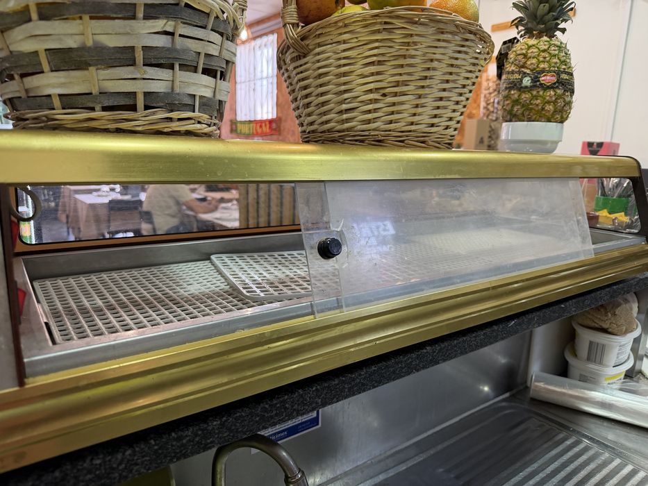 Refrigeradora de alimentos (tambem congela)