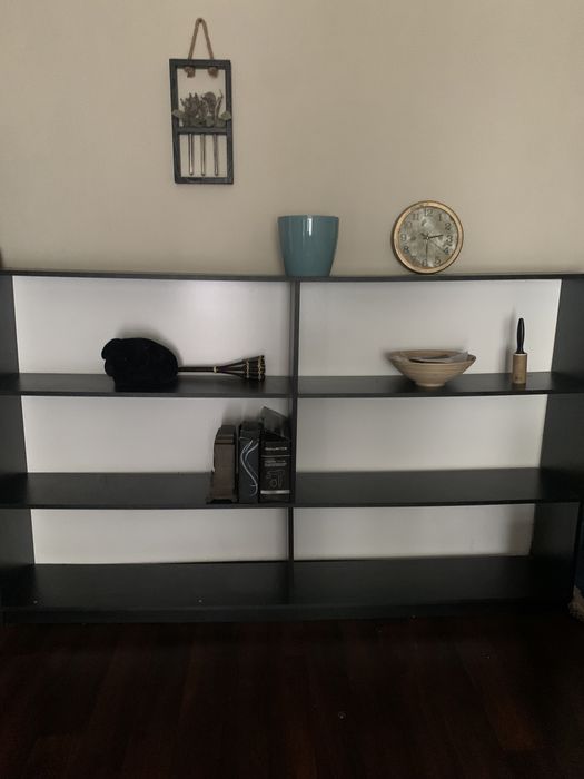 Інтер’єра шафа полиця чорного кольору