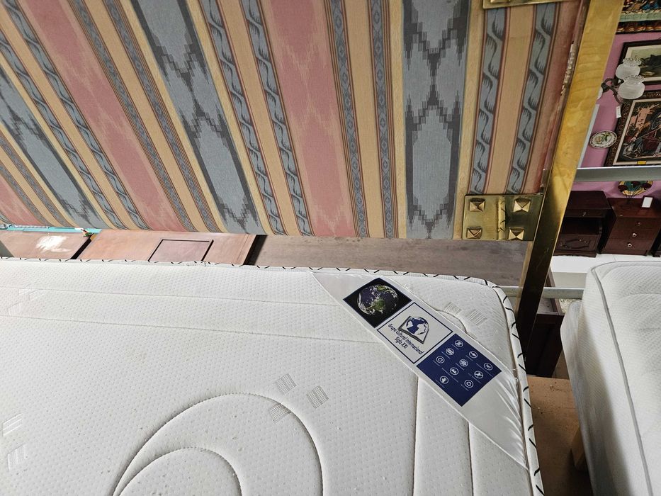Excelente cama - Marca Molaflex - Com colchão recente - óptimo estado geral
