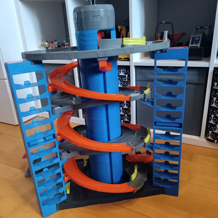 HOT WHEELS City zakręcony garaż