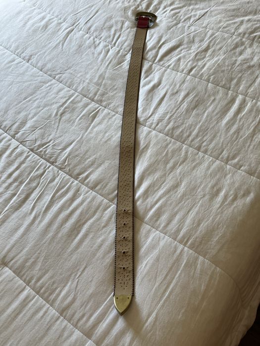 Cinto em pele vermelha com brilhantes