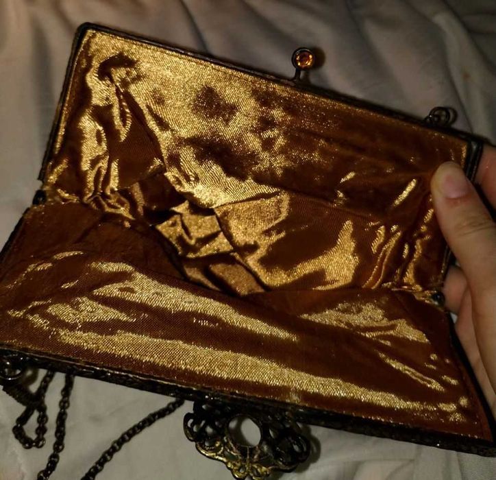 золотиста вінтажна сумка