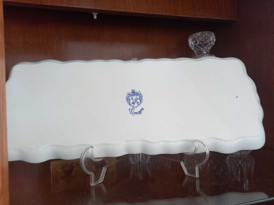 Vendo conjunto elegante de Bule e Prato em Porcelana Vizavi (estilo Limoges) e Vista Alegre