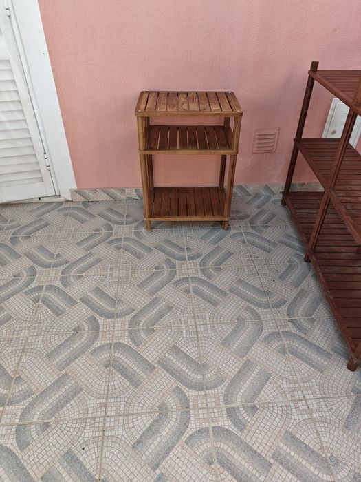 Três estantes de ripas