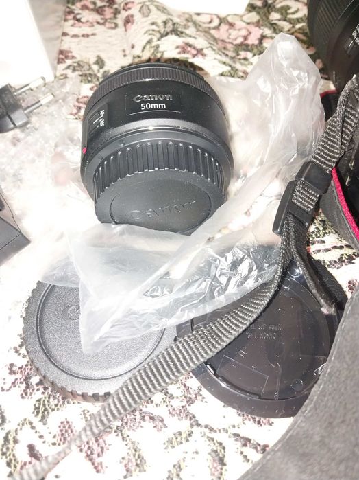 Продам Canon 77d з двома об'єктивами (18-135, 50)