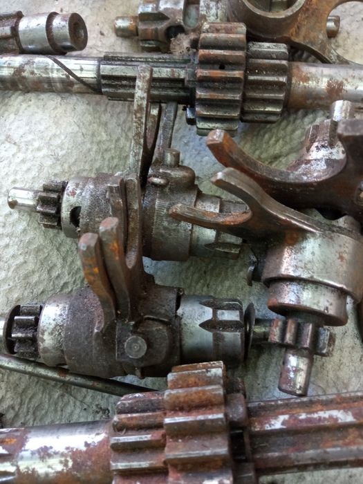 Продам шестерни и вилки КПП Иж