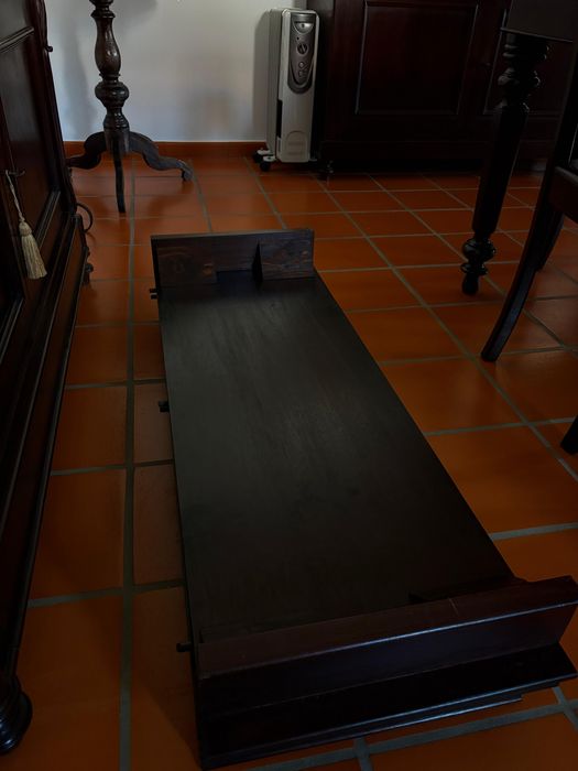 Mesa de jantar Romântica da 1.ª Geração em madeira de cambala extensível com 3 tábuas de 60cm cada.