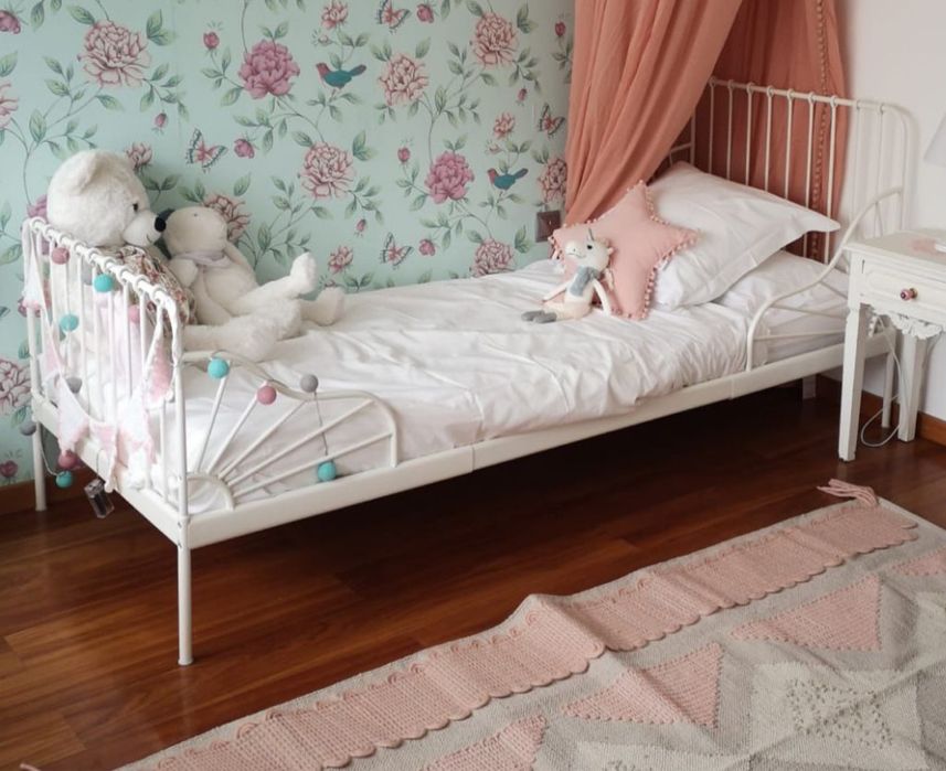 Cama de dolteiro em metal