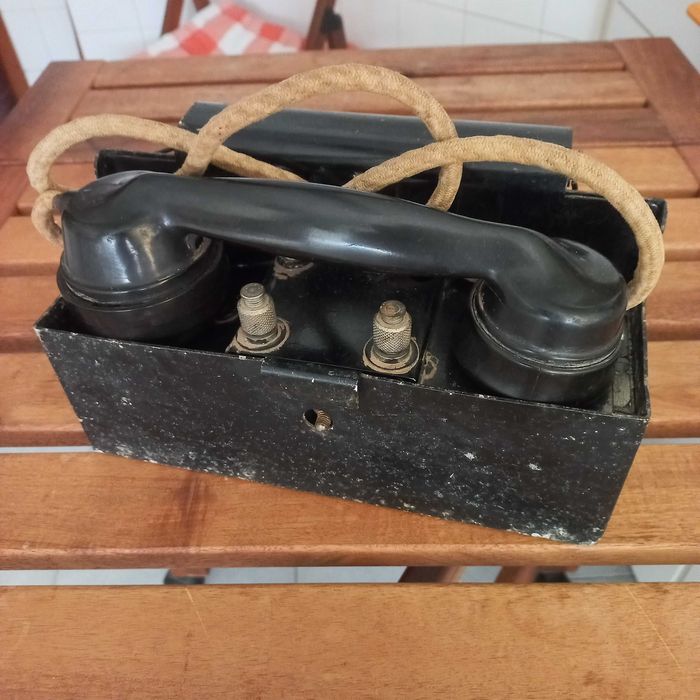 Telefone antigo em ferro