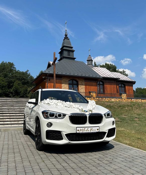 Auto do ślubu białe BMW na uroczystość wesele
