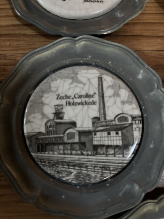 Zawieszki cynowo- ceramiczne.