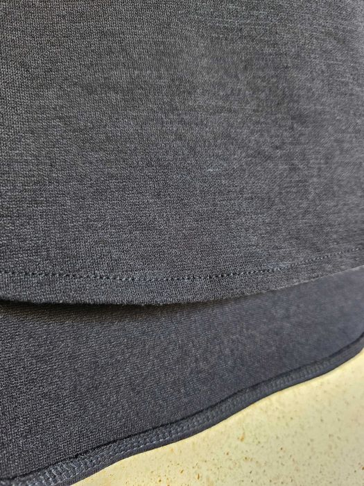 Granatowa klasyczna elastyczna spódnica, dłuższy tył