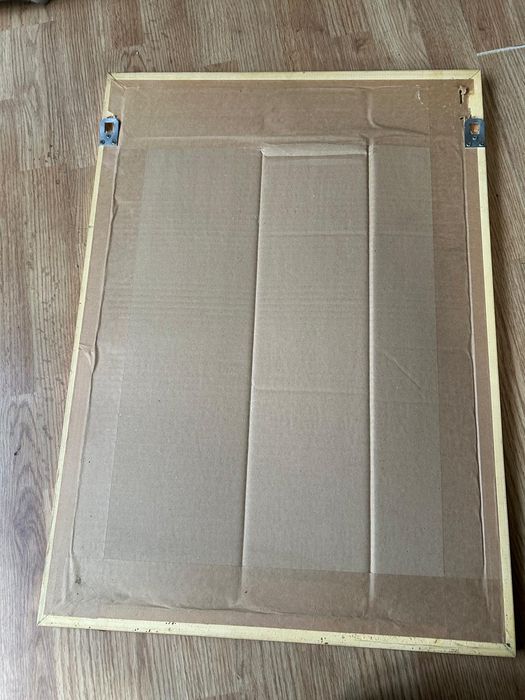 Lustro z ramą koloru złotego