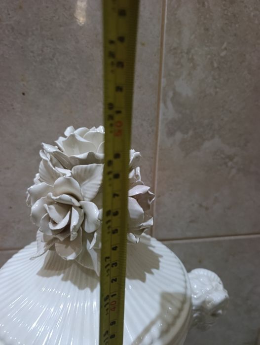 Vaso neoclássico em porcelana