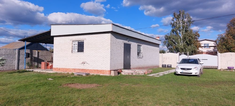 Продається житлове приміщення та гараж на два авто