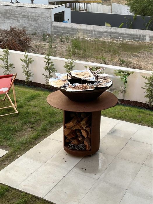 Grelhador a lenha estilo Ofyr com chapa de cozinhar (Braseiro de Jardim)