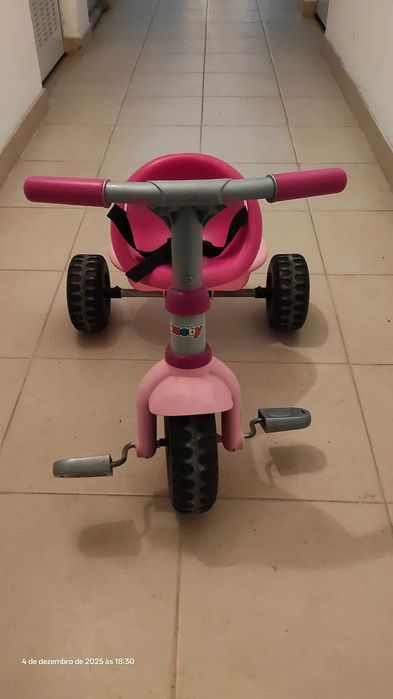 Triciclo rosa para menina  com cesto