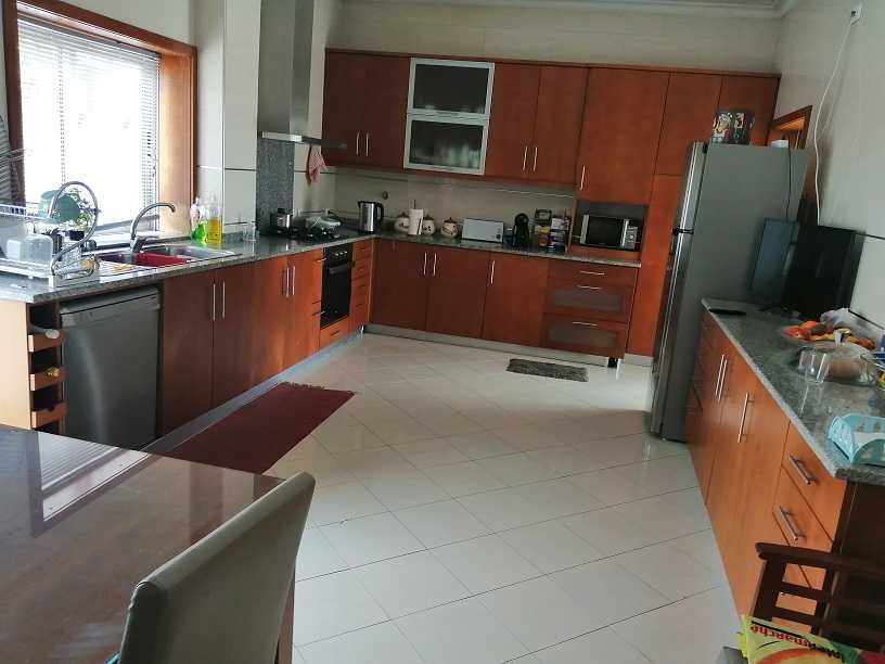 Vende-se Moradia - Casa