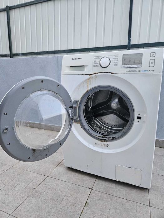 Máquina de lavar a funcionar, com avaria