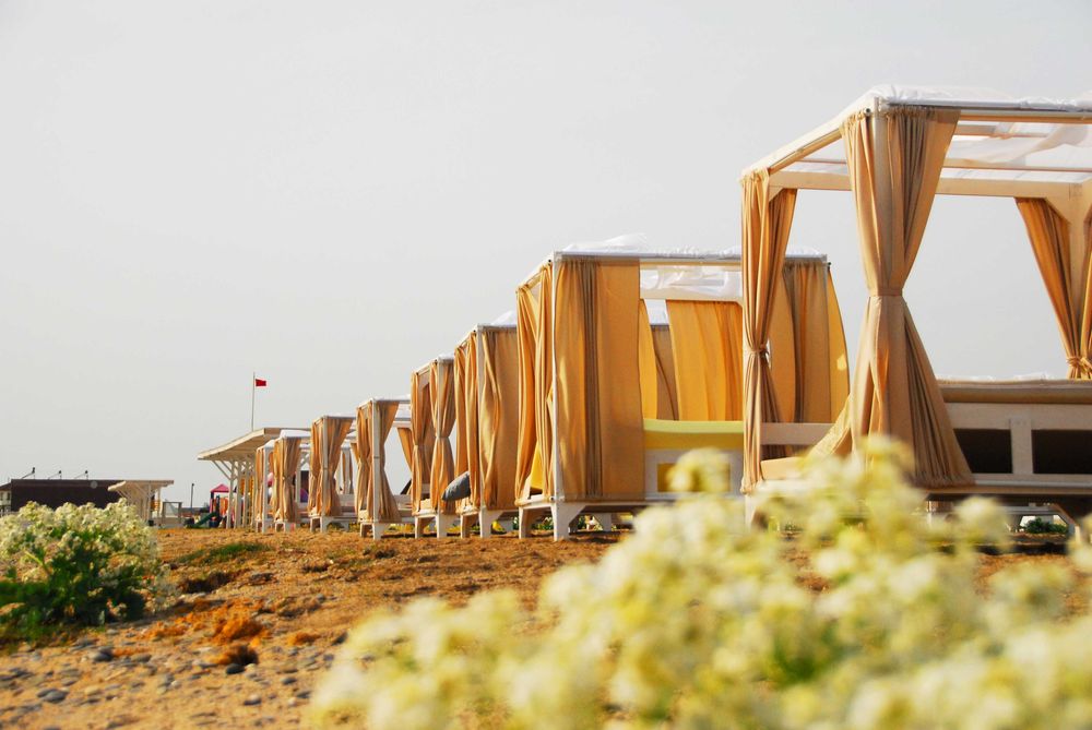 Шторы, крыши, подушки в бунгало, качели, беседки