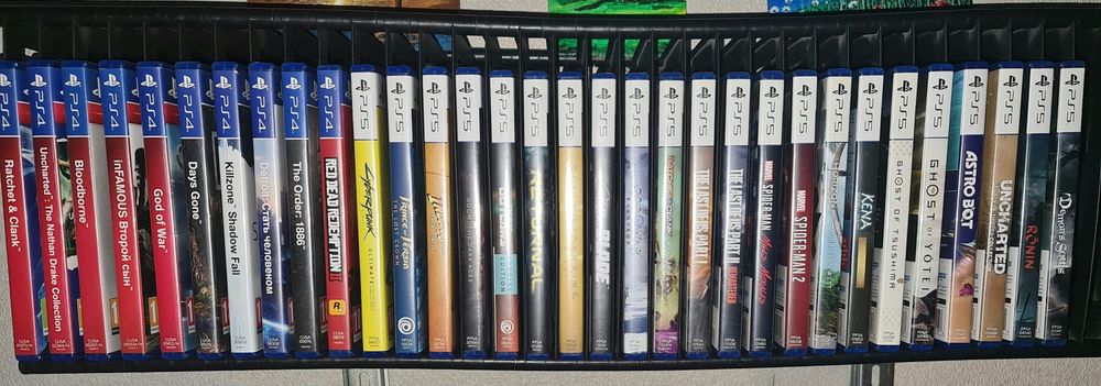Ігрова консоль PlayStation 5 з додатковими аксесуарами.