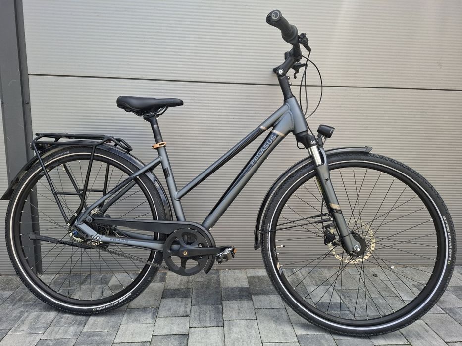 Rower trekkingowy miejski PEGASUS Premio SL Belt 45 M  na pasku Shimano sr Suntour bagażnik wachlarze hamulce tarczowe piękny