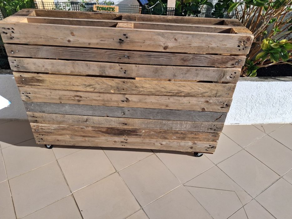 Floreira vertical/suporte rústico para plantas em palete