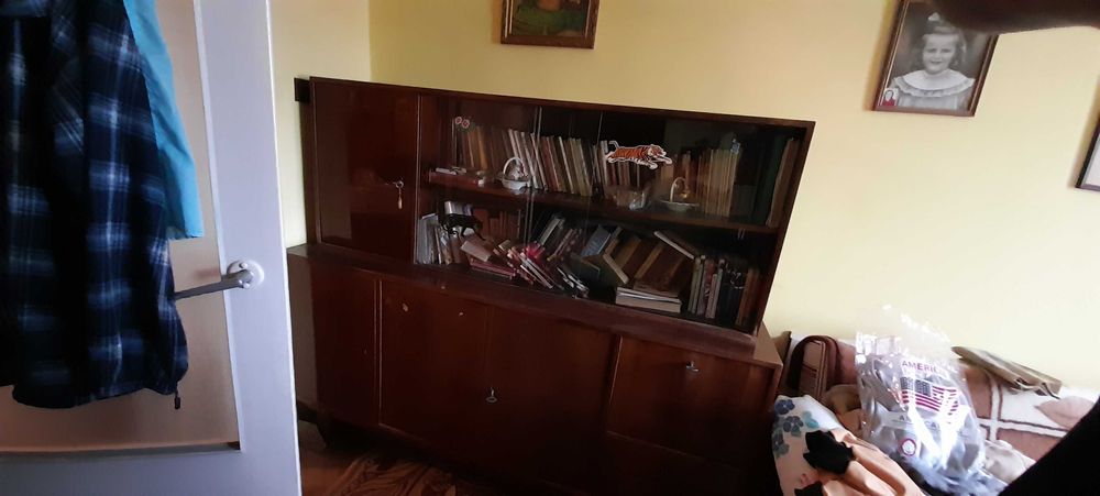 Kredens z czasów PRL