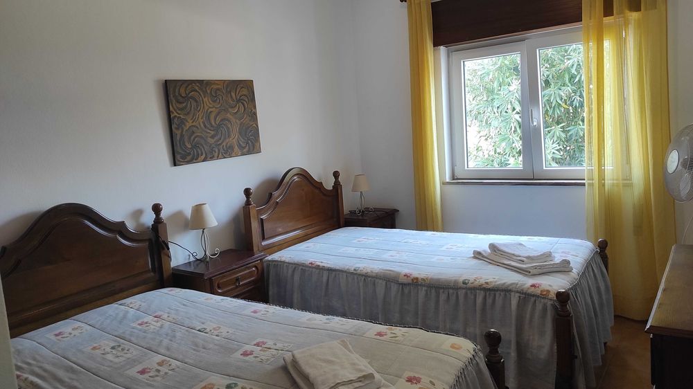 Cama individual em madeira maciça