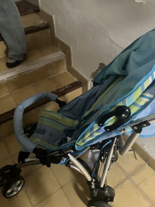 Carrinho de bebe da ate 4 anos e deitasse