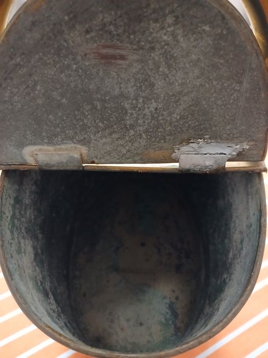 Regador em latão antigo com tampa e asa .