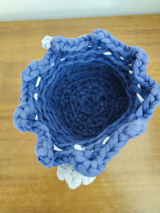 Cesta em crochê ou clorete azul marinho feita à mão