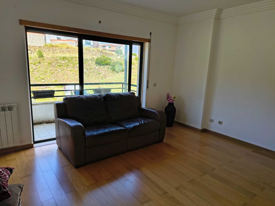 Apartamento T1 de 70 m2 úteis e mais varanda na serra de casal de cambra - junto à entrada do Belas Clube de Campo