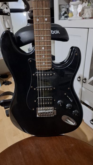 Gitara basowa z zmacniaczem