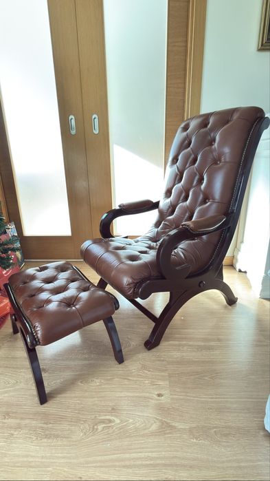 Cadeirão e repousa pés em pele/couro