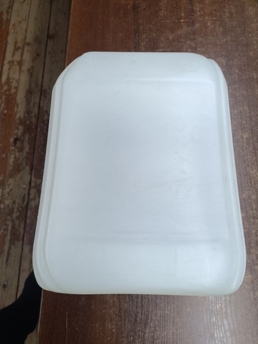 Продам каністри з під води. 10 л,висота 30 см ,діаметр 80 см