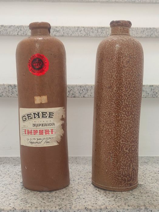 2 garrafas de genebra, vazias, com potencial decorativo