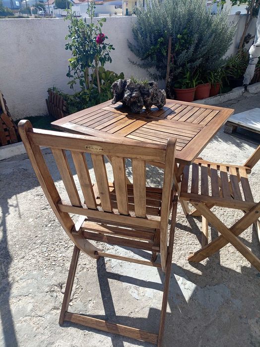 Mesa de madeira com 2 cadeiras
